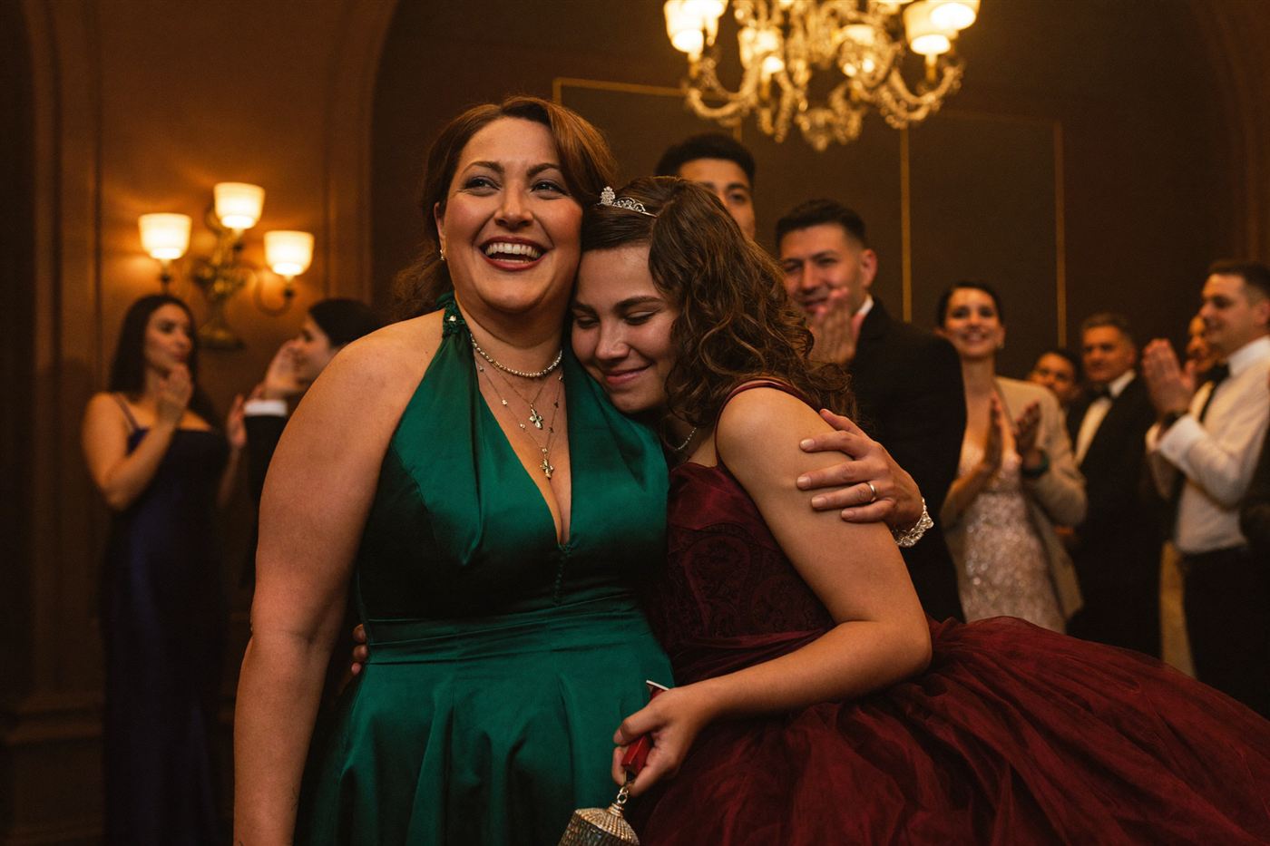 Imagen ilustrativa: madre abrazando a su hija quinceañera